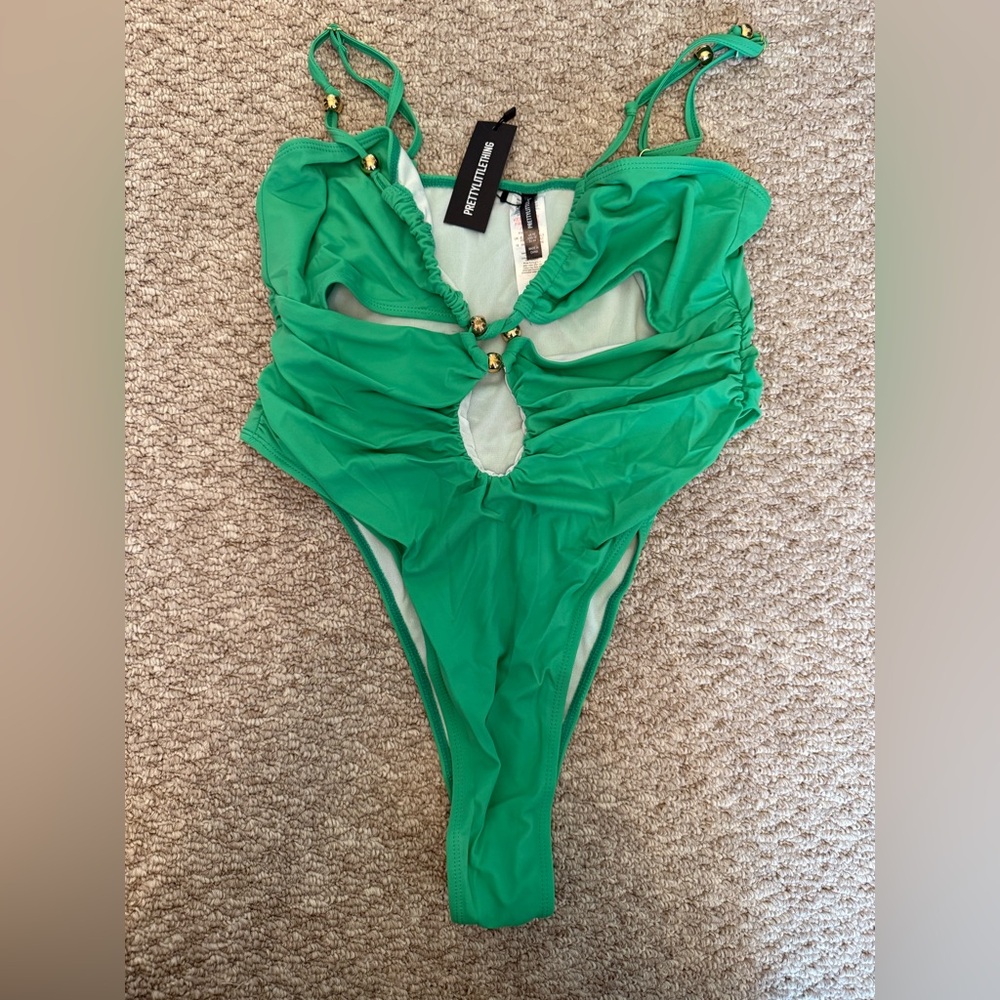 🛍️🛍️Pretty little thing swimsuit